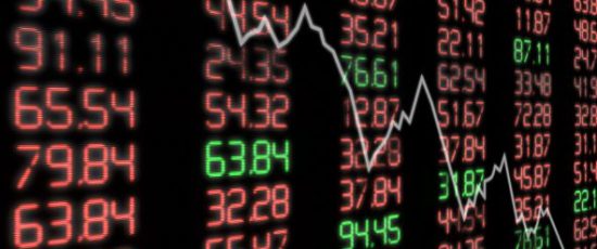 Caídas en mercados globales ante decepciones corporativas
